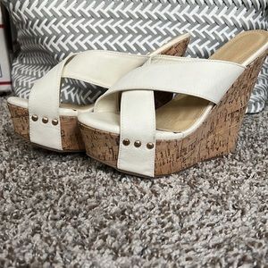 💕Adorable, cork wedge, with white faux leather strap NEW